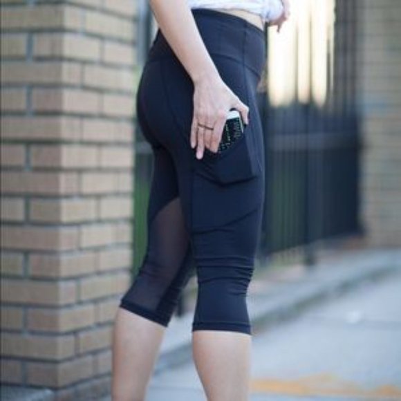 lululemon athletica Pants - Lululemon‎ Pace Rival Navy 22" Crop Mesh Pocket Leggings Sz 4 - EUC